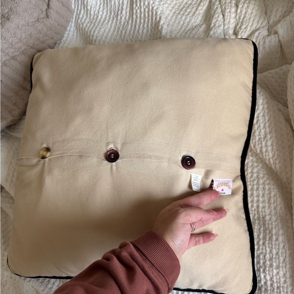 New York catstudio pillow used as decor only - Picture 2 of 2